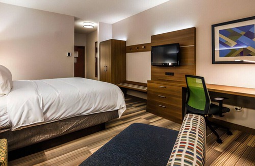 Farmington Hills House | A Fabulous King Room for Business and Leisure