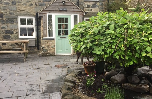 Llwyngwril Cottage | A fabulous stone cottage built in 1855, nestled in to the the hillside