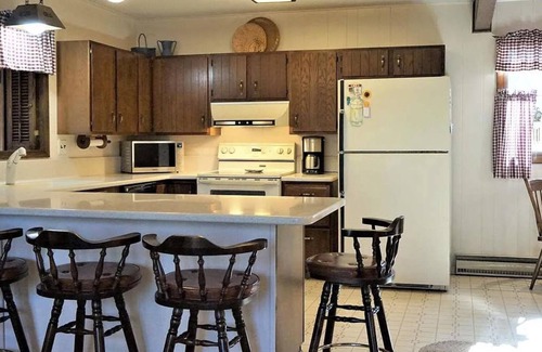 Bellaire House | A family retreat. 6th hole of Schuss course + close to ski slopes! Sleeps 14