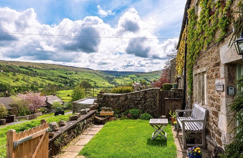 Feetham House | A fantastic cottage, w/free wifi, secure bike storage, stunning views & a stones throw from the pub