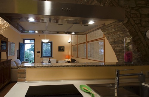 Citta della Pieve House | A farmhouse in a large forest on a mountain with an immense view around it.