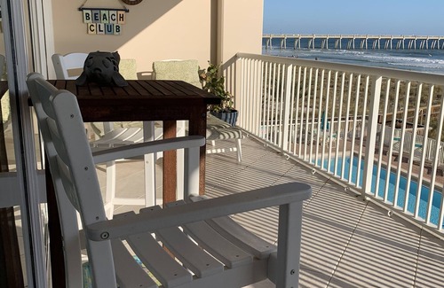 Navarre Beach Condo | A few discounted Sep dates left! Beach service included until the end of October