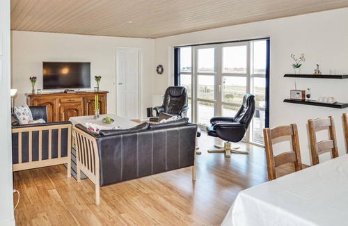 Thorsminde House | A few meters from the harbor quay and in the middle of the idyllic fishing village of Thorsminde lie