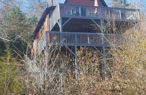 Flat Hollow Marina Ski Chalet | A few more steps but less expensive!