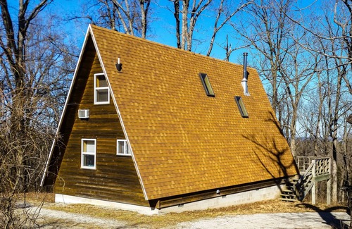 Eureka Springs Cabin | A-frame cabin near downtown with a pool, AC, & fireplace