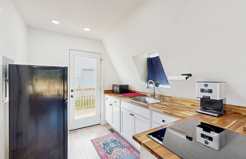 Leesville Apartment | A-frame cabin near Lake Murray with deck & kitchenette - dog friendly