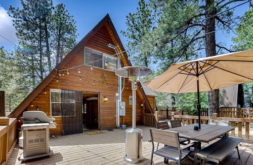 Munds Park Cabin | A-frame home with loft, gas grill, partial AC, dog-friendly