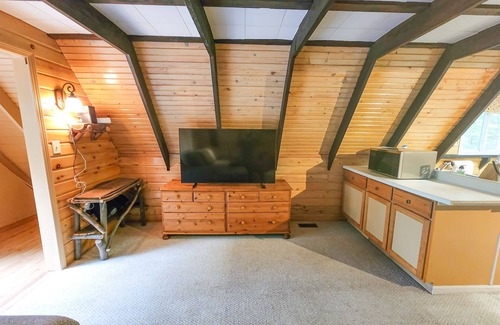 Sears Cabin | A-Frame | Hot Tub, Fireplace, River, Kayaks &Tubes