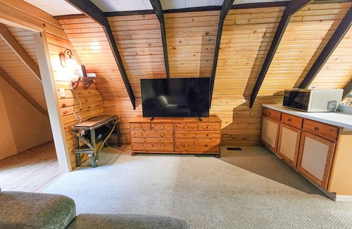 Sears Cabin | A-Frame | Hot Tub, Fireplace, River, Kayaks &Tubes