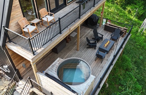 Beloit Cabin | A-Frame Riverside Luxury: Hot Tub, Sauna, Arcade & Views!