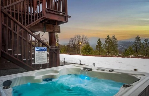 Madera County House | A-Frame - sleeps 20 - 2 Fire pits - 2 Hot Tubs - Putting Green