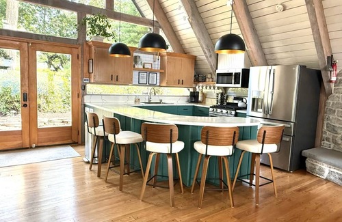 Newport Cabin | A-frame W/Hot-tub, Mountain View & tennis court