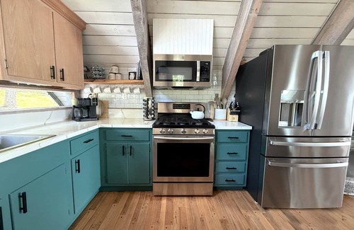 Newport Cabin | A-frame W/Hot-tub, Mountain View & tennis court