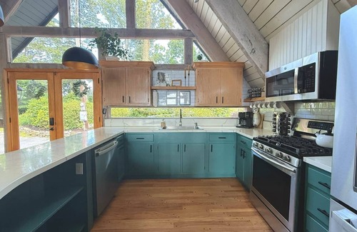 Newport Cabin | A-frame W/Hot-tub, Mountain View & tennis court