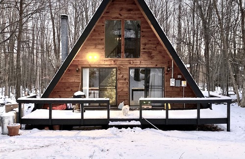 Lake Ariel Cabin | A-frame with beautiful soaker tub over looking the treesn