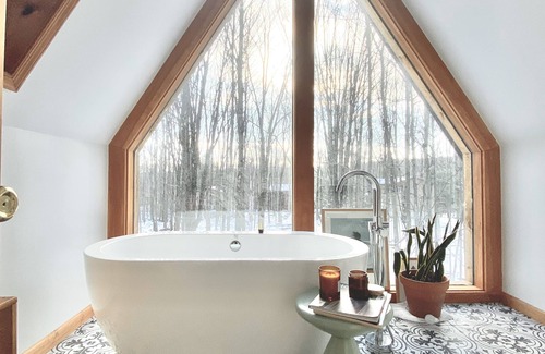 Lake Ariel Cabin | A-frame with beautiful soaker tub over looking the treesn
