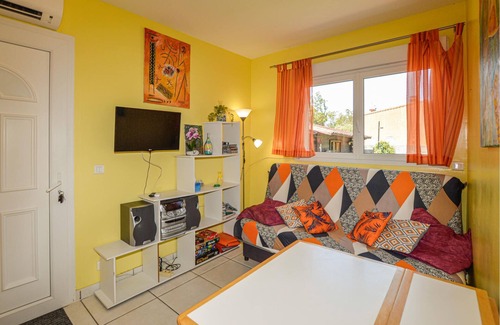 La Marana House | A functional house in a quiet residential area, close to the coast.