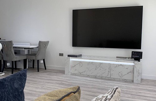 Basildon House | A G2 Luxury home that sleeps up to 4 guests