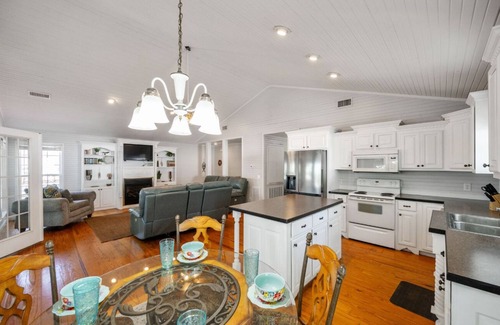 Morris Chapel House | A Gem on the Beautiful Tennessee River: Perfect for gatherings and Retreats