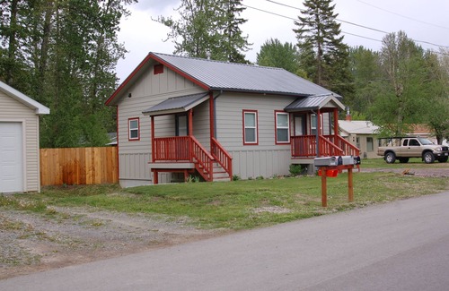 Columbia Falls House | A Glacier's Bungalow on River's Edge Park. Family and Pet friendly.