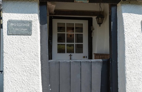 Crackington Haven House | A gorgeous 400 year old thatched cottage 60m from the beach