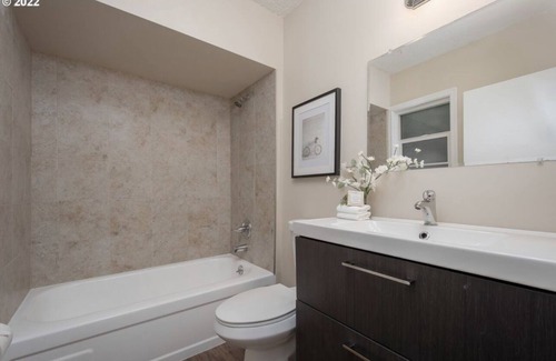 Portsmouth House | A Home A Way from your Home with 3-bedroom & 2 bathroom with free parking