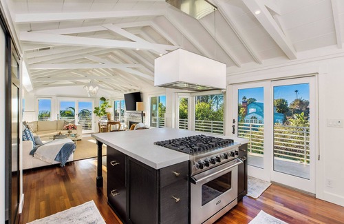 South Laguna House | A home straight out of one of your favorite Nancy Meyers films