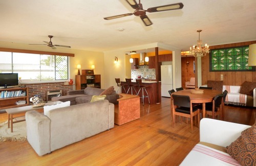 Burleigh Heads House | A house with a view and a seabreeze - a home in the trees where the birds sing!