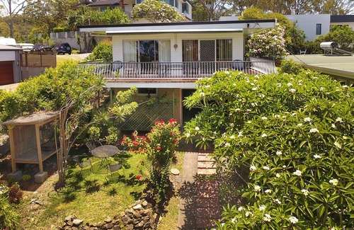 Burleigh Heads House | A house with a view and a seabreeze - a home in the trees where the birds sing!