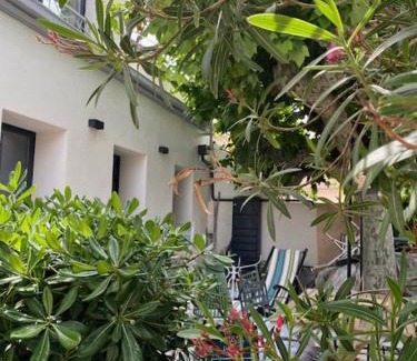 La Pointe Rouge Bed & Breakfast | A l'ombre du platane