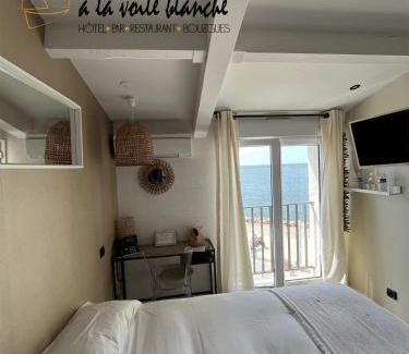 Bouzigues Hotel | A La Voile Blanche