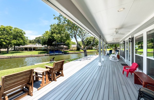 Seven Coves House | A lakefront getaway