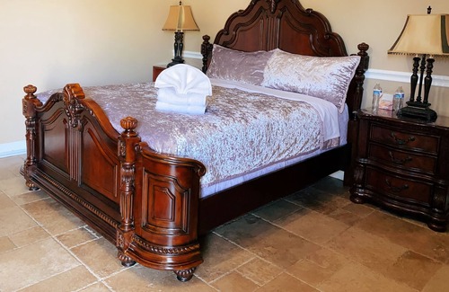 Eastvale House | A large room with independent access is in a one-story house