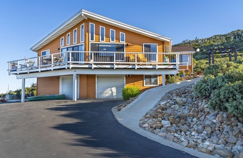 Julian House | "A Living Canvas" A home with views you will not forget!