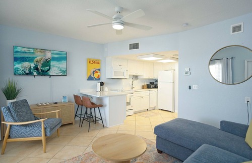 Bradenton Beach Condo | A+ location beachfront condo w screened in lanai & hot tub on Anna Maria Island