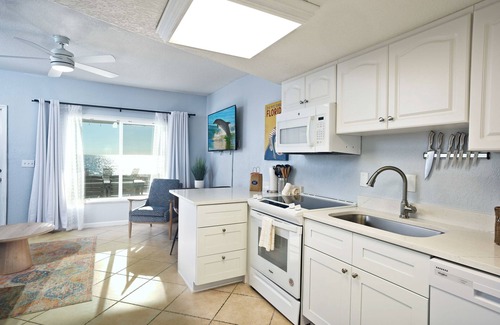 Bradenton Beach Condo | A+ location beachfront condo w screened in lanai & hot tub on Anna Maria Island