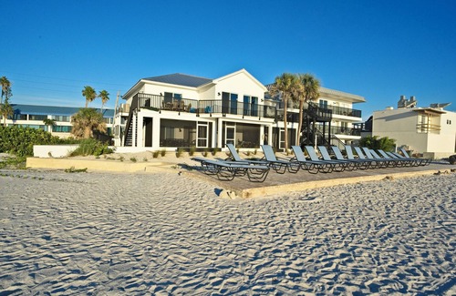 Bradenton Beach Condo | A+ location beachfront condo w screened in lanai & hot tub on Anna Maria Island
