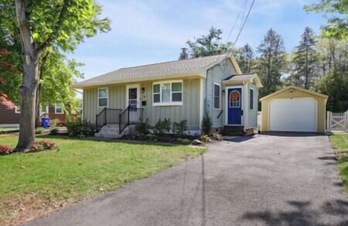 Southington House | A+ location*Classy Clean Fully Remodeled*Sleeps 6*
