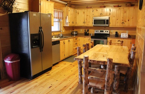 Luray Ski Chalet | A log siding cabin sleeps 6 comfy.