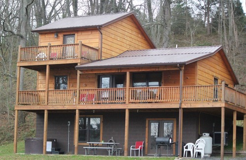 Luray Ski Chalet | A log siding cabin sleeps 6 comfy.