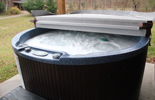 Luray Ski Chalet | A log siding cabin sleeps 6 comfy.