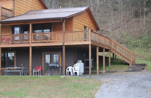 Luray Ski Chalet | A log siding cabin sleeps 6 comfy.