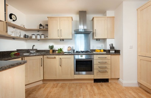 Newquay Apartment | A lovely 2 bedroom apartment with parking in Newquay, with views over the golf course and towards Fi