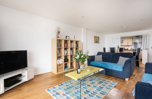 Newquay Apartment | A lovely 2 bedroom apartment with parking in Newquay, with views over the golf course and towards Fi