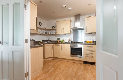 Newquay Apartment | A lovely 2 bedroom apartment with parking in Newquay, with views over the golf course and towards Fi