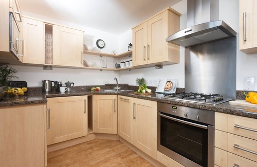 Newquay Apartment | A lovely 2 bedroom apartment with parking in Newquay, with views over the golf course and towards Fi