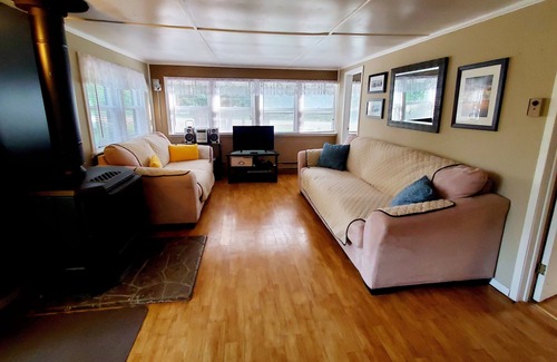 Inverhuron Cottage | A lovely cottage within a 10 minute walk to the beautiful beaches of Inverhuron.