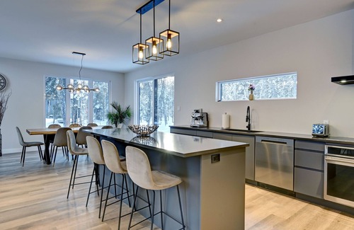 Lac Superieur Village Ski Chalet | A Luxurious 4-Bedroom Next to Mont-Tremblant ski