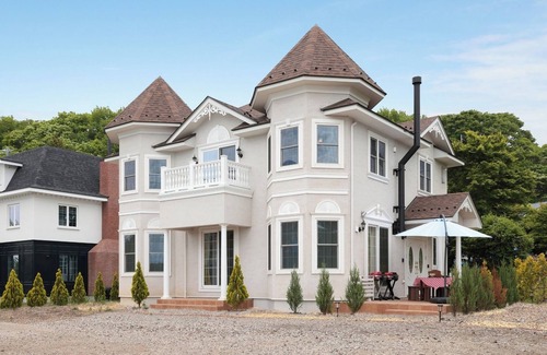 Oiwake House | A luxurious villa designed in Queen Anne style/Kitasakugun Nagano