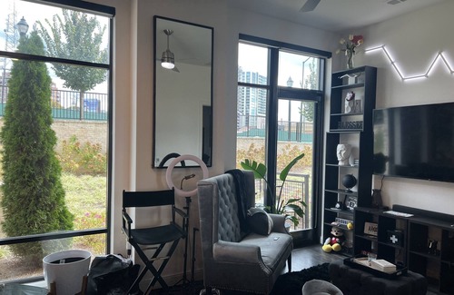 South Tuxedo Park Apartment | A Luxury get away at Daddy’s Buckhead Spot.